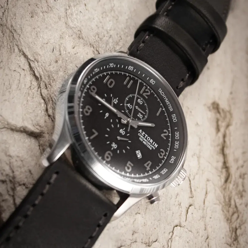 Czarny pasek z grafitowym przeszyciem w połączeniu z zegarkiem Aztorin Chronograph – spójna propozycja o sportowym charakterze