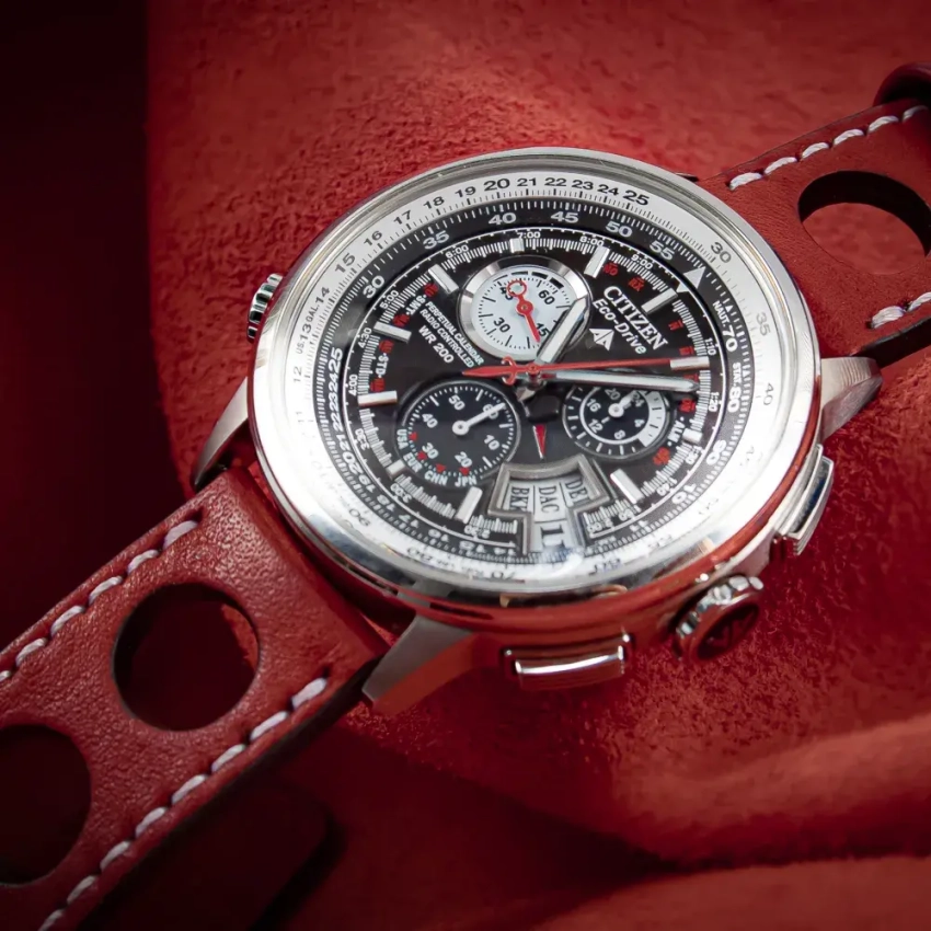 Zegarek Citizen Eco-Drive na czerwonym skórzanym pasku z otworami – wariant U‑65