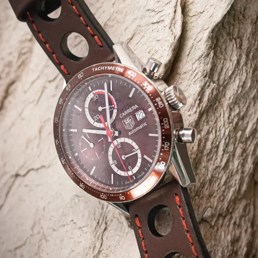 Brązowy rajdowy pasek z otworami z czerwoną nicią – inspiracja z zegarkiem TAG Heuer Carrera
