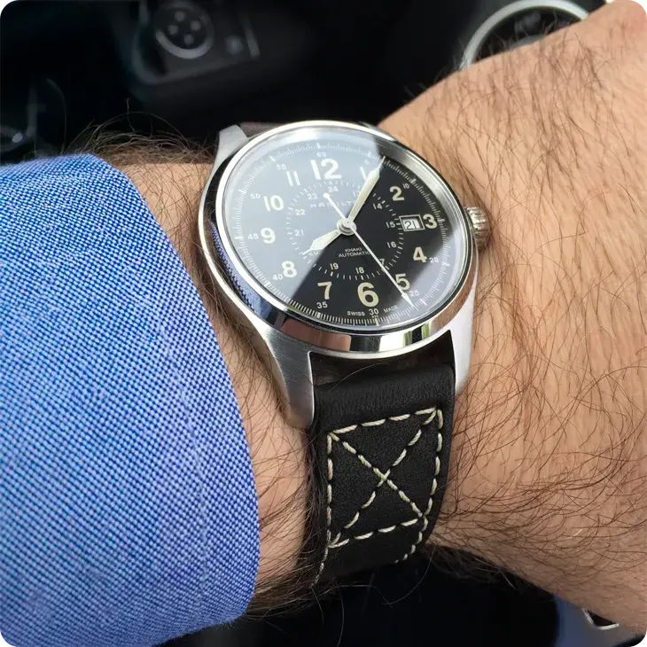 Hamilton Uhr am Handgelenk mit einem Leder-Uhrenarmband von PATTINI