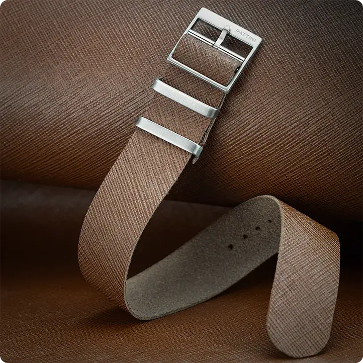 Detailaufnahme eines NATO-Lederarmbands von PATTINI