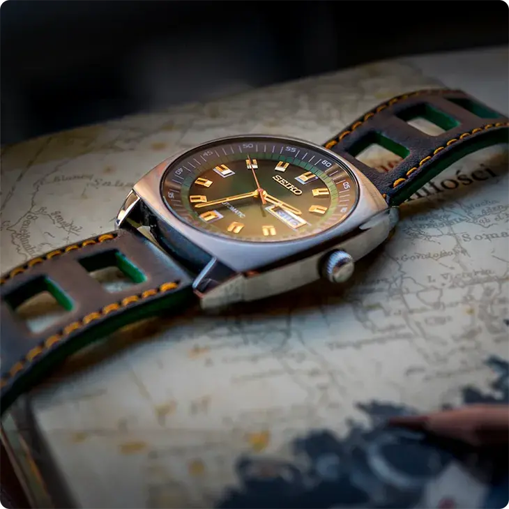 Seiko SNKM97 mit einem Leder-Uhrenarmband von PATTINI